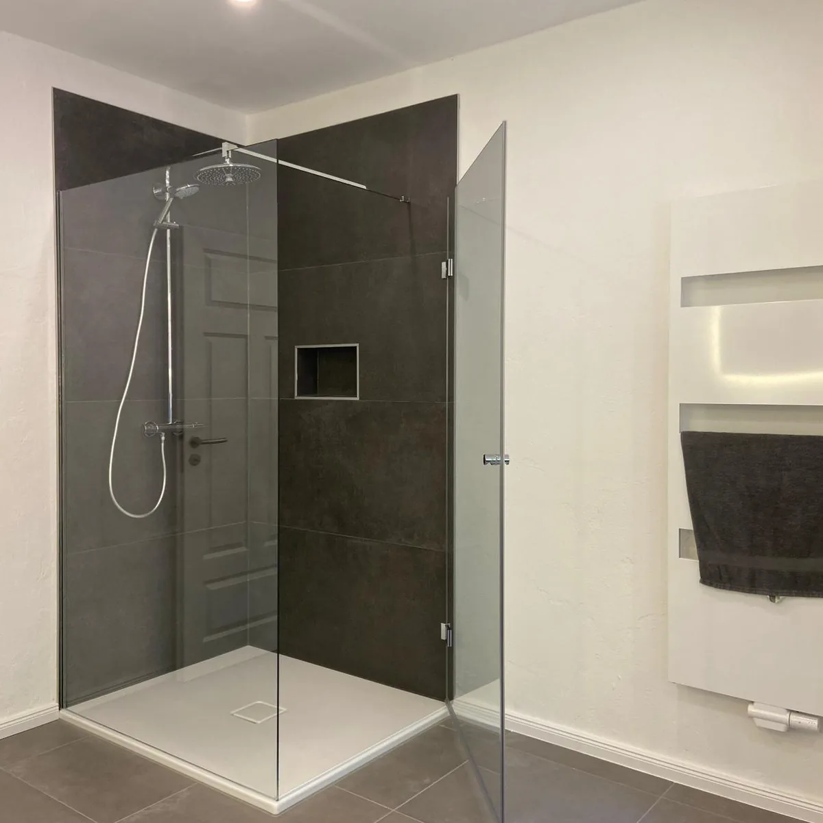 Rahmenlose Glas-Dusche aus ShowerProtect Glas in einem Badezimmer, gebaut von der Glaserei Laugesen Verden