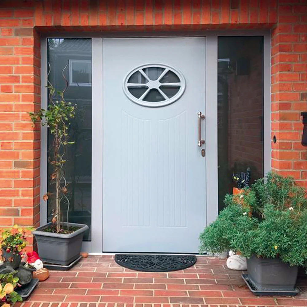 Weiße Alu-Haustür von Köster mit ovalem Fenster und zwei Seitenteilen, eingebaut von der Glaserei Laugesen in Verden