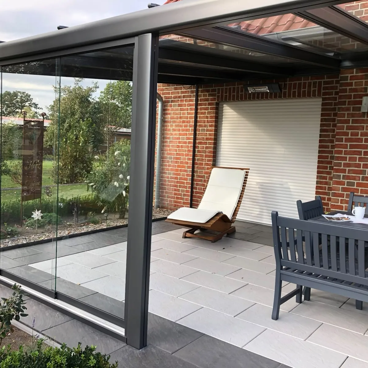 Alu-Terrassendach mit Glaseindeckung über einer Terrasse, montiert von der Glaserei Laugesen in Verden